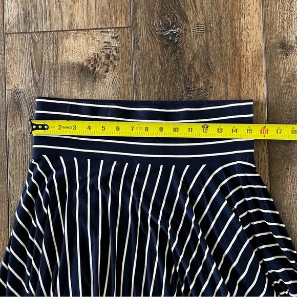 Cabi Asymmetrical Striped Twirl Skirt Navy Blue White Lined Size Medium - Picture 10 of 10